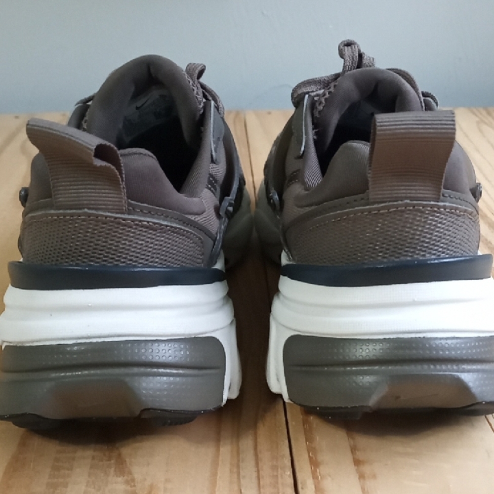 Nike Metallic and White Running Shoes Women's Size 8.5 - Picture 5 of 9